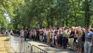 Ljudi nisu stigli da uđu na groblje